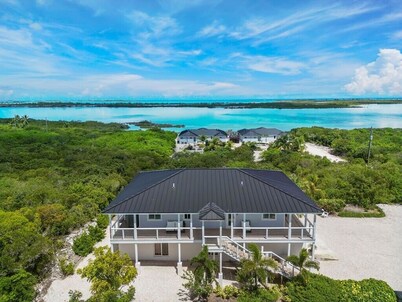 Amazing view, two king bedroom w/ensuite bathrooms. Private heated pool