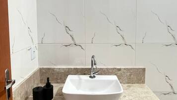 Casa clásica, patio, vista al jardín | Baño