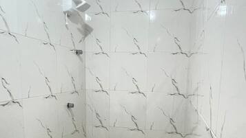 Casa clásica, patio, vista al jardín | Baño