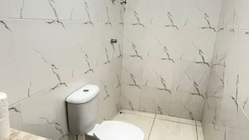 Casa clássico, varanda, vista para o jardim | Banheiro