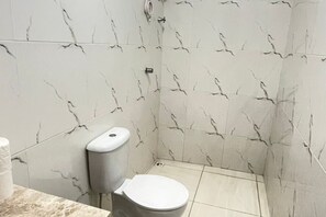 Casa clásica, patio, vista al jardín | Baño