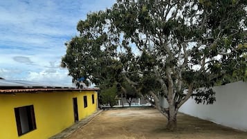 Casa clássico, varanda, vista para o jardim | Terraço/pátio