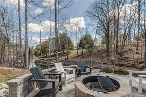 Terrace/patio - Cove Sweet Cove! Fire pit, Fishing, Lake Fun! (Winchester)