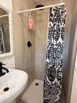 Bathroom - 2-bedroom studio in lovely Lancaster for your stay (Lancaster)