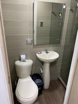 Classic Double Room | Bathroom - Hotel Ciento Once Boutique (Medellín)