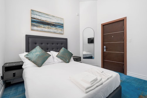 Plush Hotel