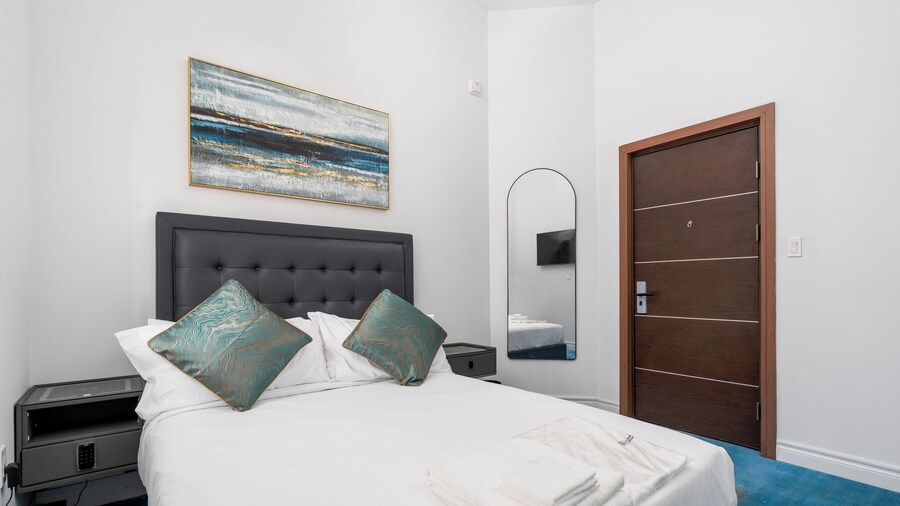 Plush Hotel