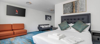 Plush Hotel