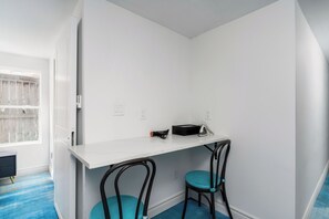 Elite Double Room, 1 Queen Bed | Egyptian cotton sheets, premium bedding, pillow-top beds, in-room safe - Plush Hotel (toronto)