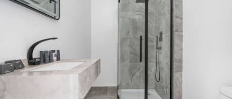 Elite Double Room, 1 Queen Bed | Bathroom