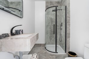 Elite Double Room, 1 Queen Bed | Bathroom | Shower, free toiletries, hair dryer, bathrobes - Plush Hotel (toronto)