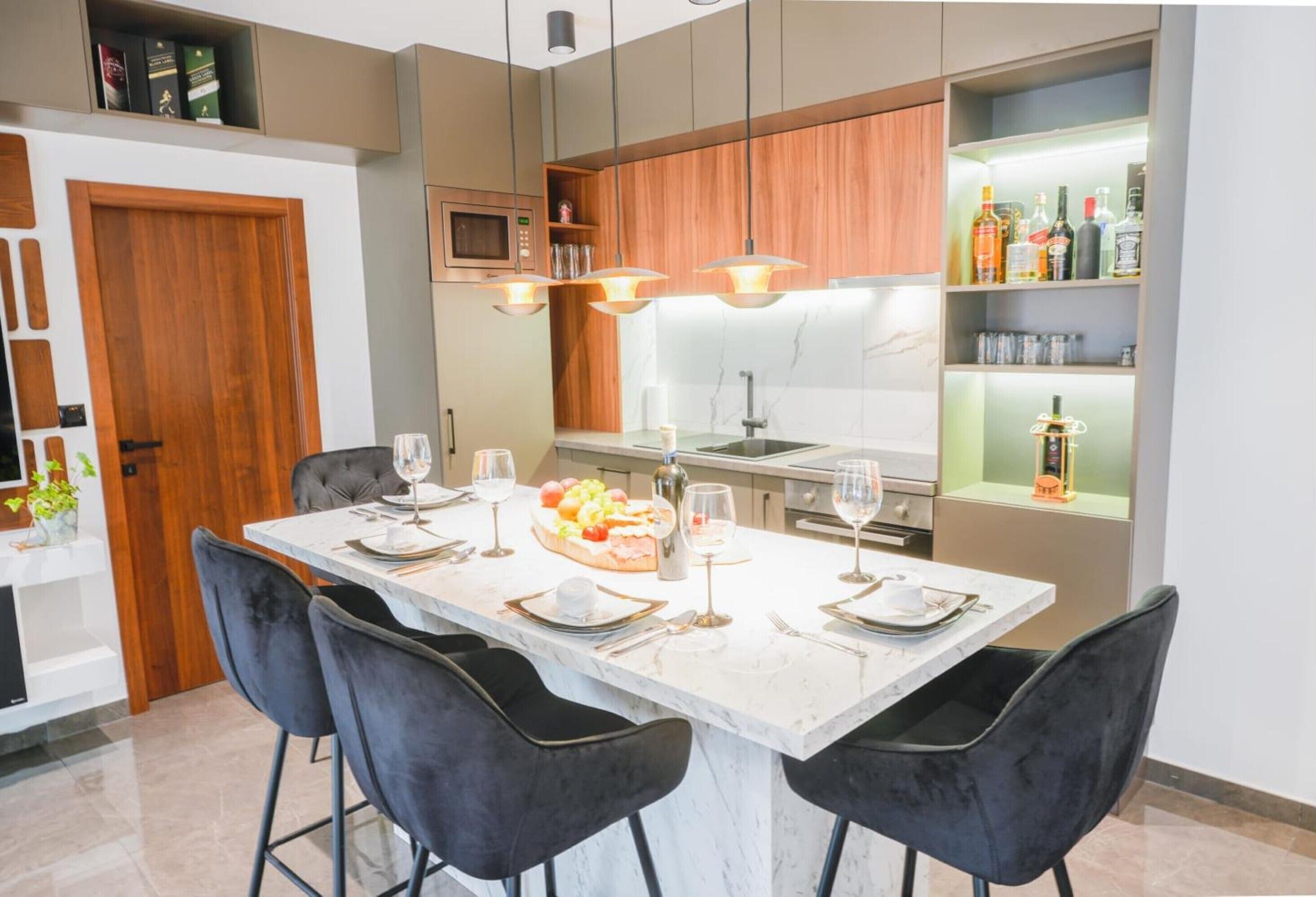 Dining area & kitchen