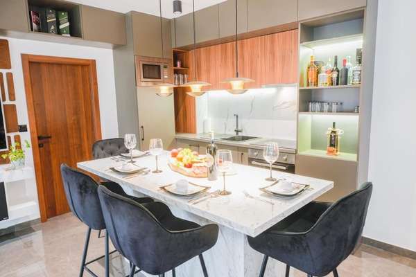 Dining area & kitchen