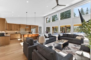 Smart TV, fireplace, video games, foosball - Ridge House- new home, sleeps 16, quiet neighborhood-, hot tub, trailer parking, pet friendly (McCall)
