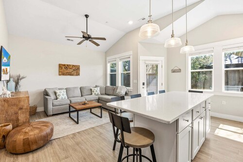 BQ1B - Cozy Corolla Retreat Near Beach & Community Pool