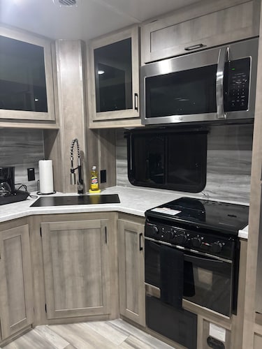 Cozy Recreational Vehicle with private lake for weekend escape in Mansfield