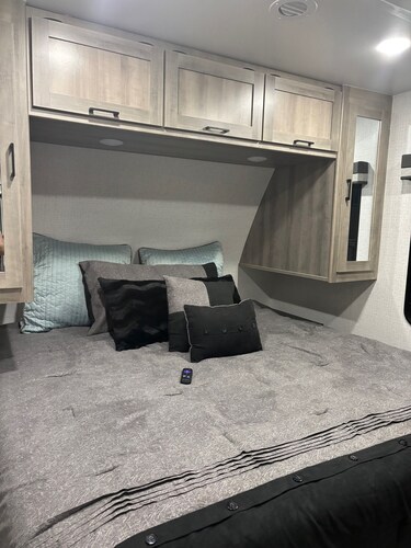 Cozy Recreational Vehicle with private lake for weekend escape in Mansfield