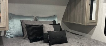 Cozy Recreational Vehicle with private lake for weekend escape in Mansfield