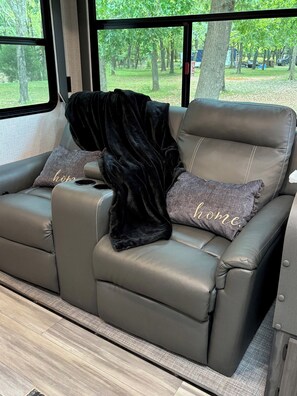 Interior - Cozy Recreational Vehicle with private lake for weekend escape in Mansfield (Mansfield)