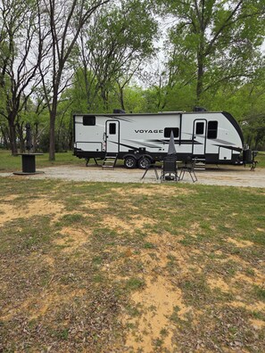 Property grounds - Cozy Recreational Vehicle with private lake for weekend escape in Mansfield (Mansfield)