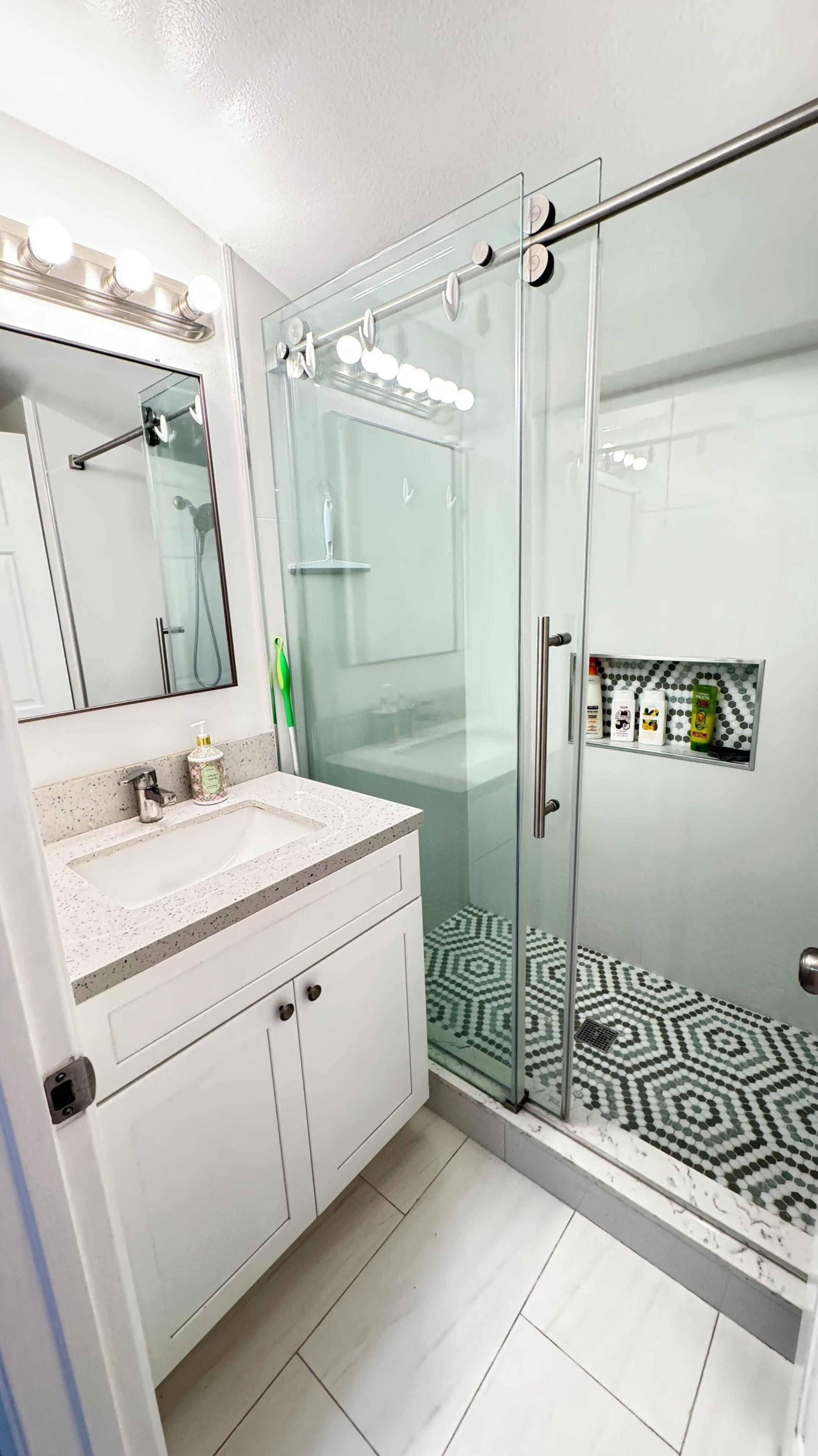 Douche, sèche-cheveux, bidet, serviettes fournies
