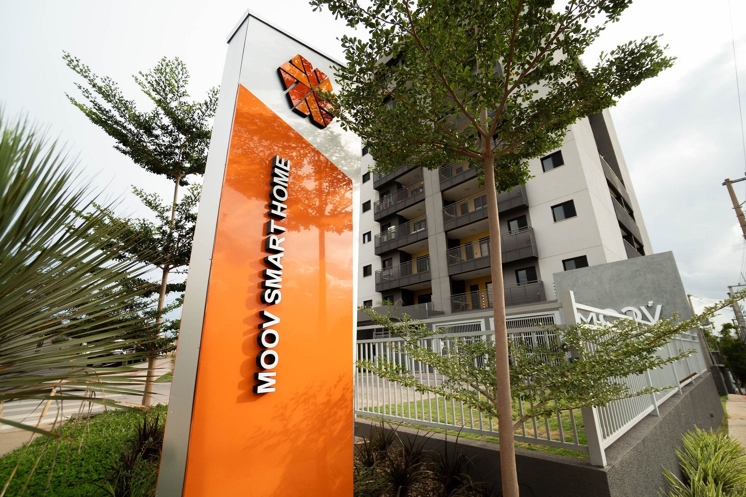 Un edificio moderno de apartamentos con un cartel que dice 'MOOV SMART HOME'.