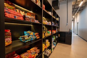 A snack aisle with various packaged goods. - Moov Smart Home (Cuiabá)