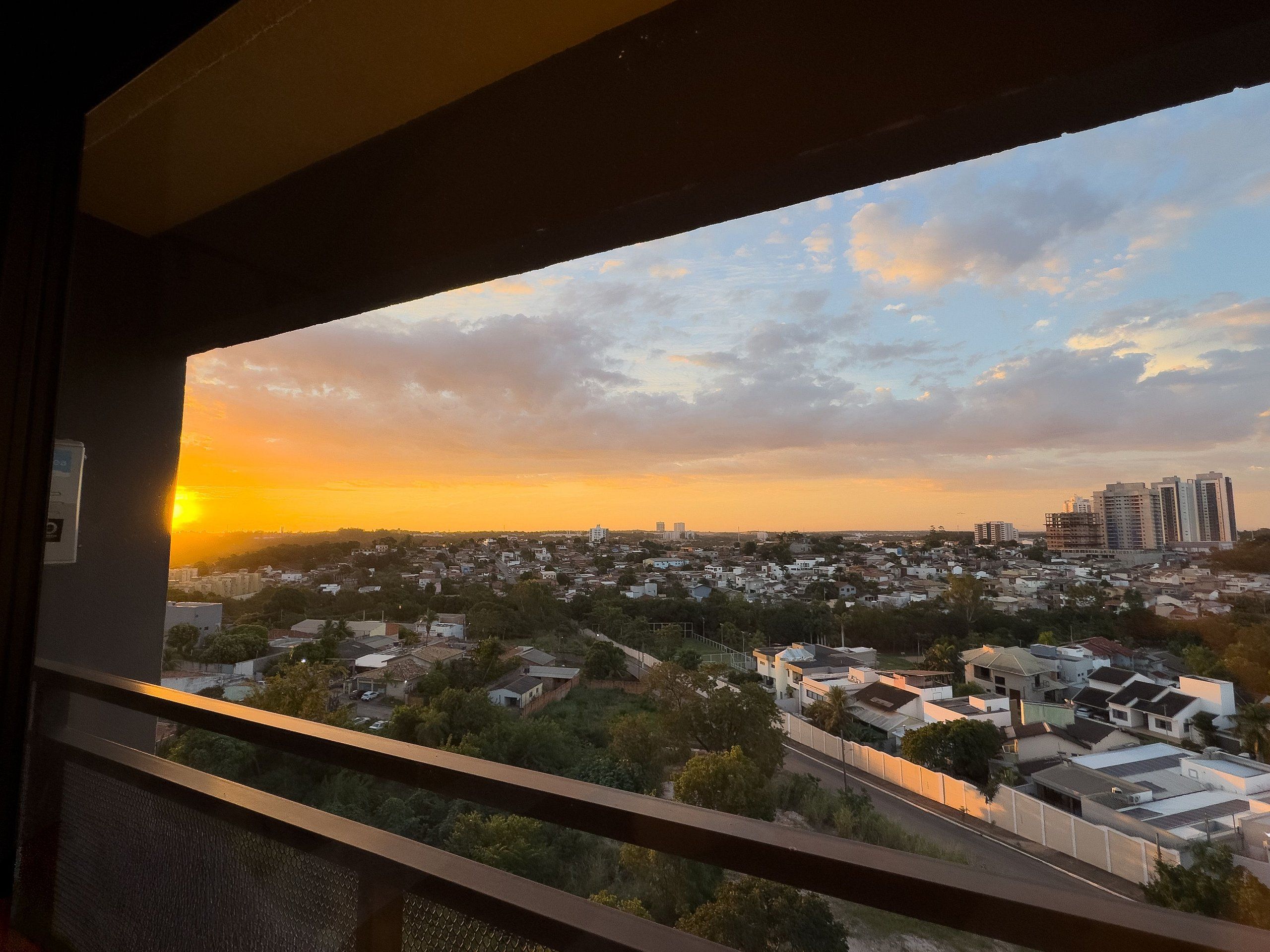 Un paisaje urbano al atardecer con edificios y un cielo despejado.
