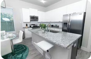 Private kitchen - Nice 3-bedroom house with AC in friendly Houston neighborhood (Houston)