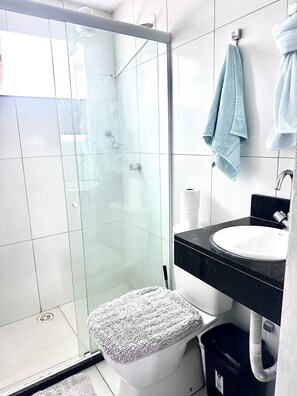 Studiosviitti, parveke, merinäköala | Kylpyhuone | Pyyhkeet, vessapaperi