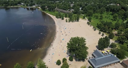 Cozy Mid-Century Modern Home by the Ottawa River Pathway w/bikes. Pet-Friendly!