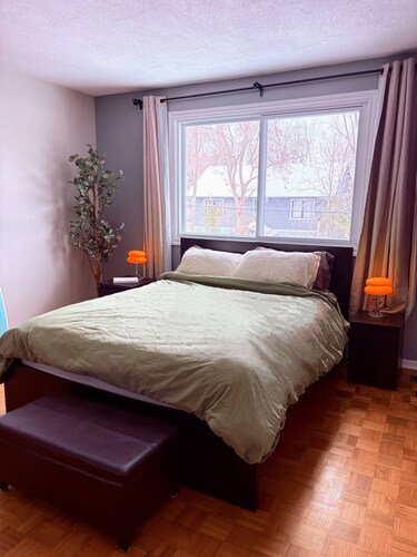 Cozy Mid-Century Modern Home by the Ottawa River Pathway w/bikes. Pet-Friendly!