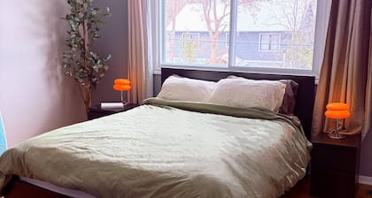 Cozy Mid-Century Modern Home by the Ottawa River Pathway w/bikes. Pet-Friendly!