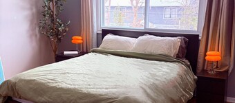 Cozy Mid-Century Modern Home by the Ottawa River Pathway w/bikes. Pet-Friendly!