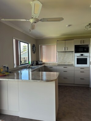 Private kitchen - Ben Avon Views - Cape Palliser/Ngawi
Stunning ocean veiws, Fireplace & BBQ (Cape Palliser)