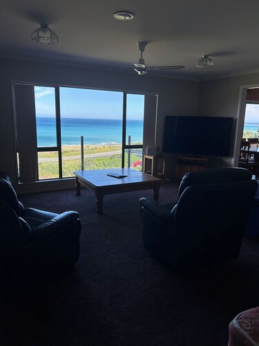Ben Avon Views - Cape Palliser/Ngawi
Stunning ocean veiws, Fireplace & BBQ