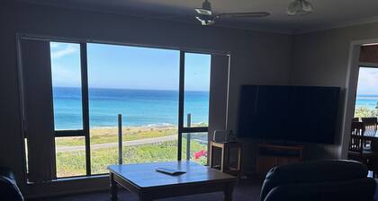 Ben Avon Views - Cape Palliser/Ngawi
Stunning ocean veiws, Fireplace & BBQ