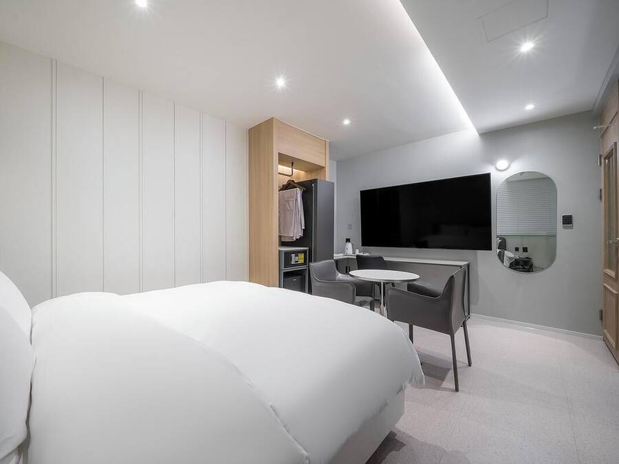 Ropa de cama de alta calidad, caja fuerte, escritorio y wifi gratis
