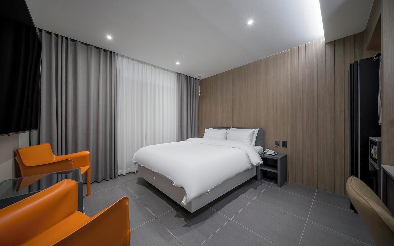 Premium bedding, in-room safe, desk, free WiFi