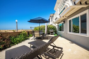 Outdoor dining - Oceanfront Stay Near Newport Boardwalk (Newport Beach)