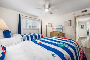 Iron/ironing board, WiFi, bed sheets - Oceanfront Stay Near Newport Boardwalk (Newport Beach)