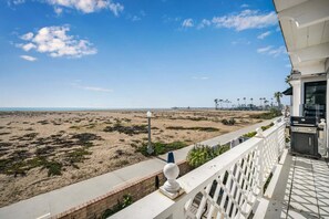 Terrace/patio - Large Beachfront Duplex with Ocean Views (Newport Beach)