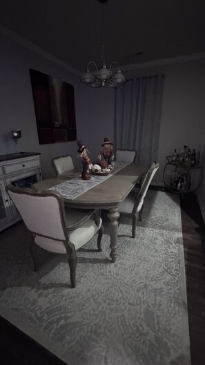 Dining - Modern & Cozy Private Room - Ideal for Long Stays (Charlotte)