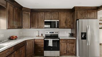 Coffee/tea maker, fridge, microwave, oven