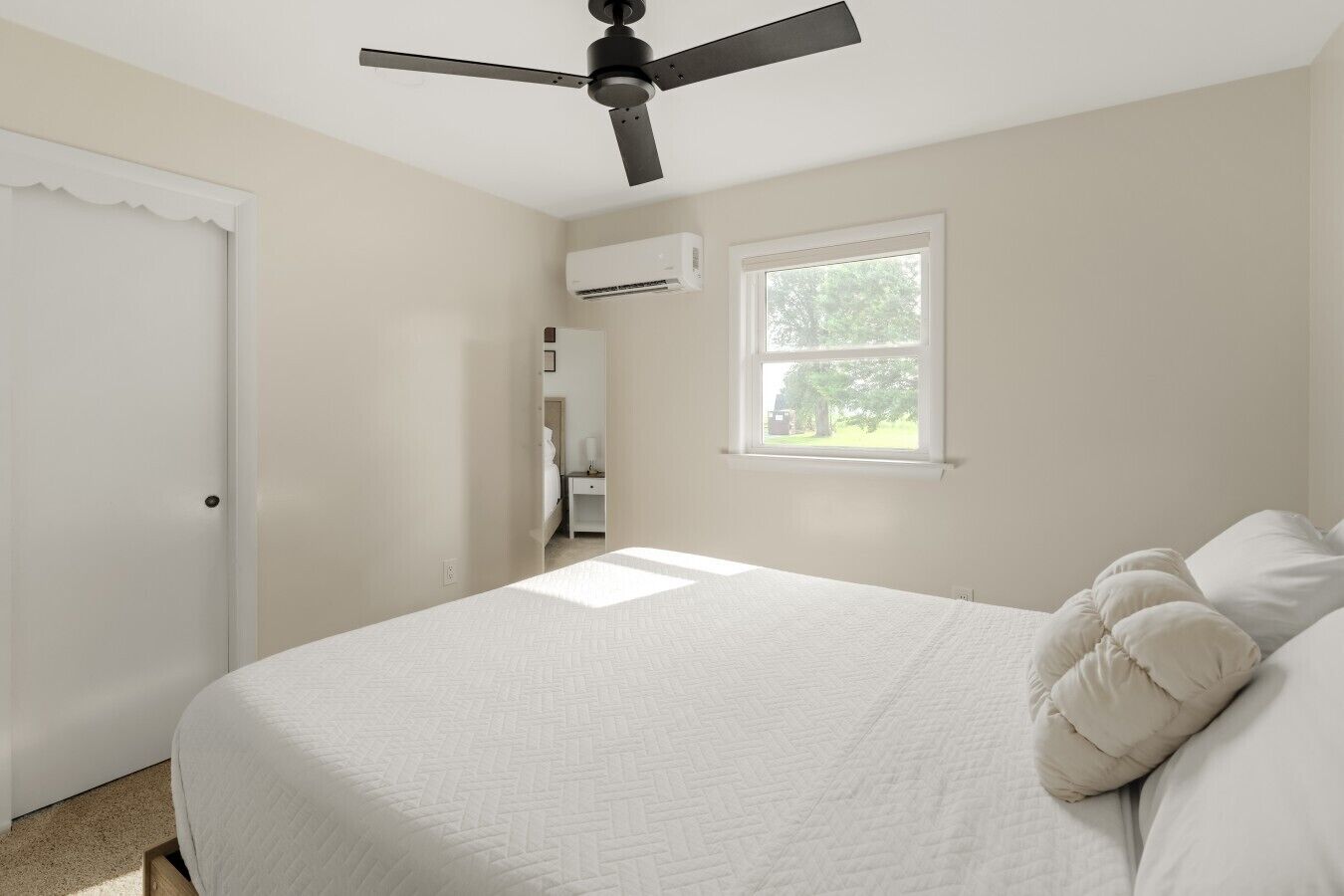 3 bedrooms, desk, travel crib, WiFi