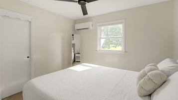 3 bedrooms, desk, travel crib, WiFi