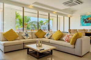 Living area - Luxury Condo with Private Beach 4BR (Acapulco)