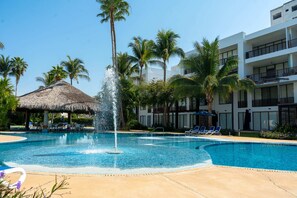 Apartemen Mewah, pemandangan kolam renang | Kolam renang | 2 kolam renang outdoor, dengan payung kolam renang dan kursi berjemur