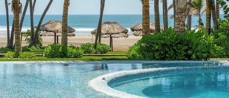 Luksushuoneisto, näköala uima-altaalle | Uima-allas