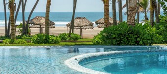 Luxury Condo with Private Beach 4BR